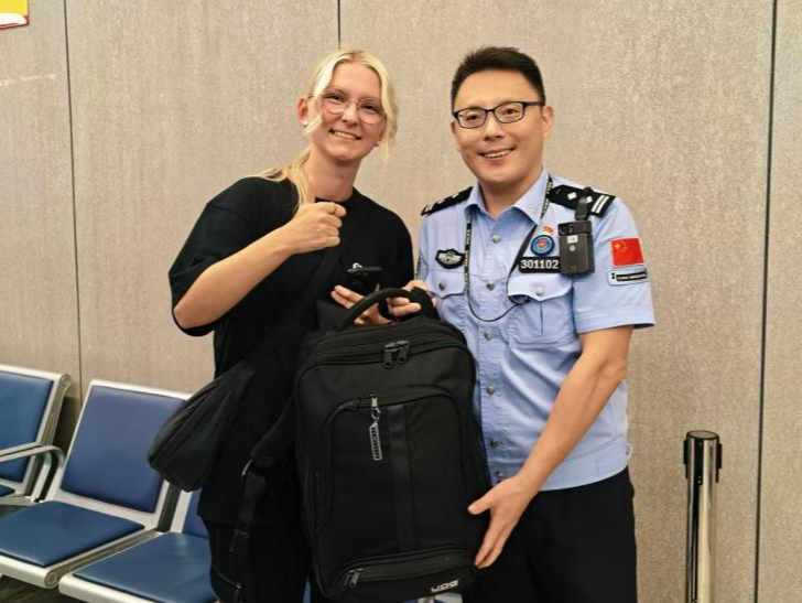 皇岗边检站民警暖心相助 外籍旅客点赞“中国温度”