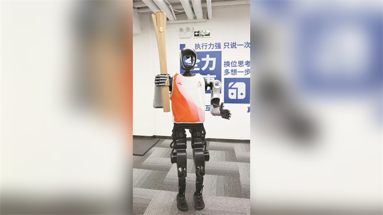 十五運會深圳賽區火炬傳遞有位特殊火炬手 機器人“夸父”將完成百米傳遞