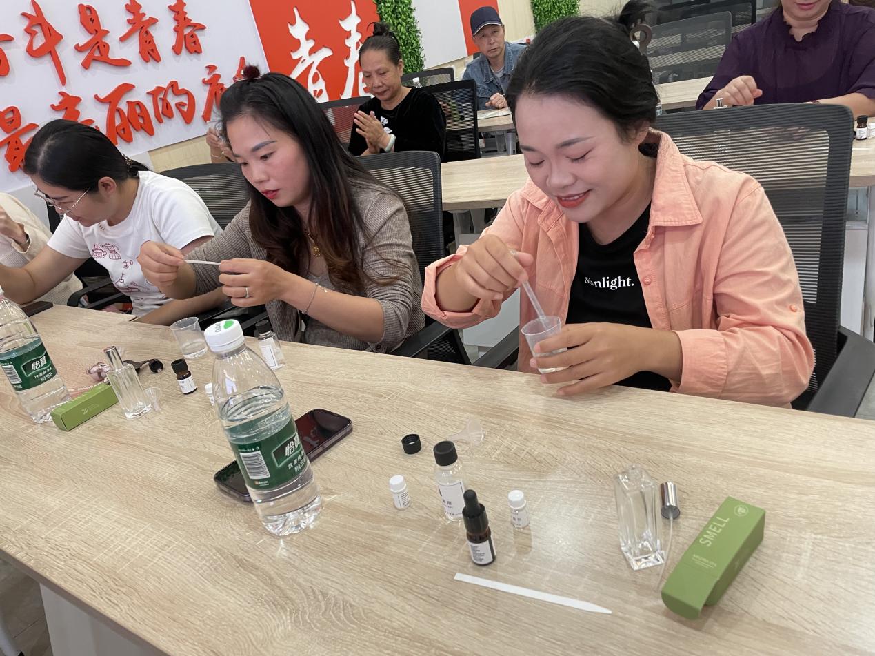 芬芳疗愈润心灵 赋能青工向未来 龙华章阁社区开展香薰DIY心理关爱沙龙