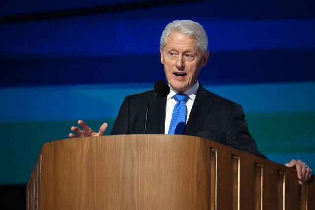 2024年8月21日,在美国芝加哥,美国前总统克林顿在民主党全国代表大会上发言。 2024年8月21日,在美国芝加哥,美国前总统克林顿在民主党全国代表大会上发言。