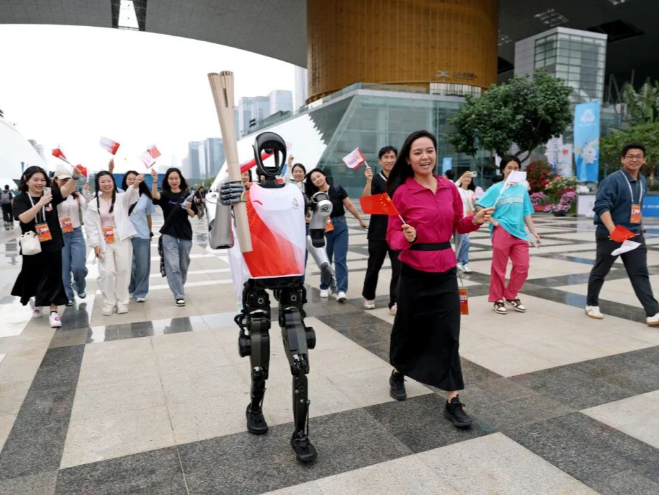 全民全运季·深情深意浓丨机器人传递圣火，直升机飞跃山海！十五运深圳火炬传递如同幕天席地“科技秀”