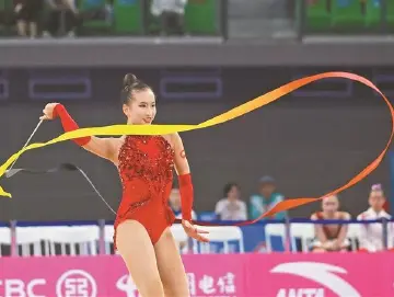 艰难克服伤病,子露艺体夺冠