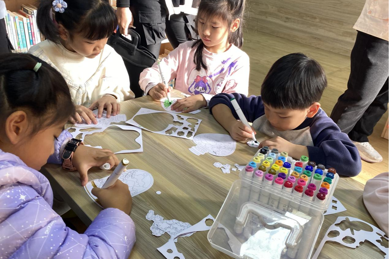 书签藏韵，共读暖心！西乡桃源社区周末阅读活动点亮亲子时光