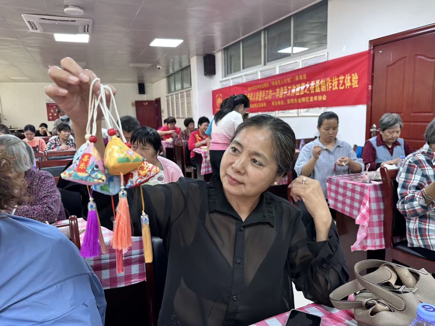 沉浸式体验非遗之美，光明区举办老年人非遗手工坊活动
