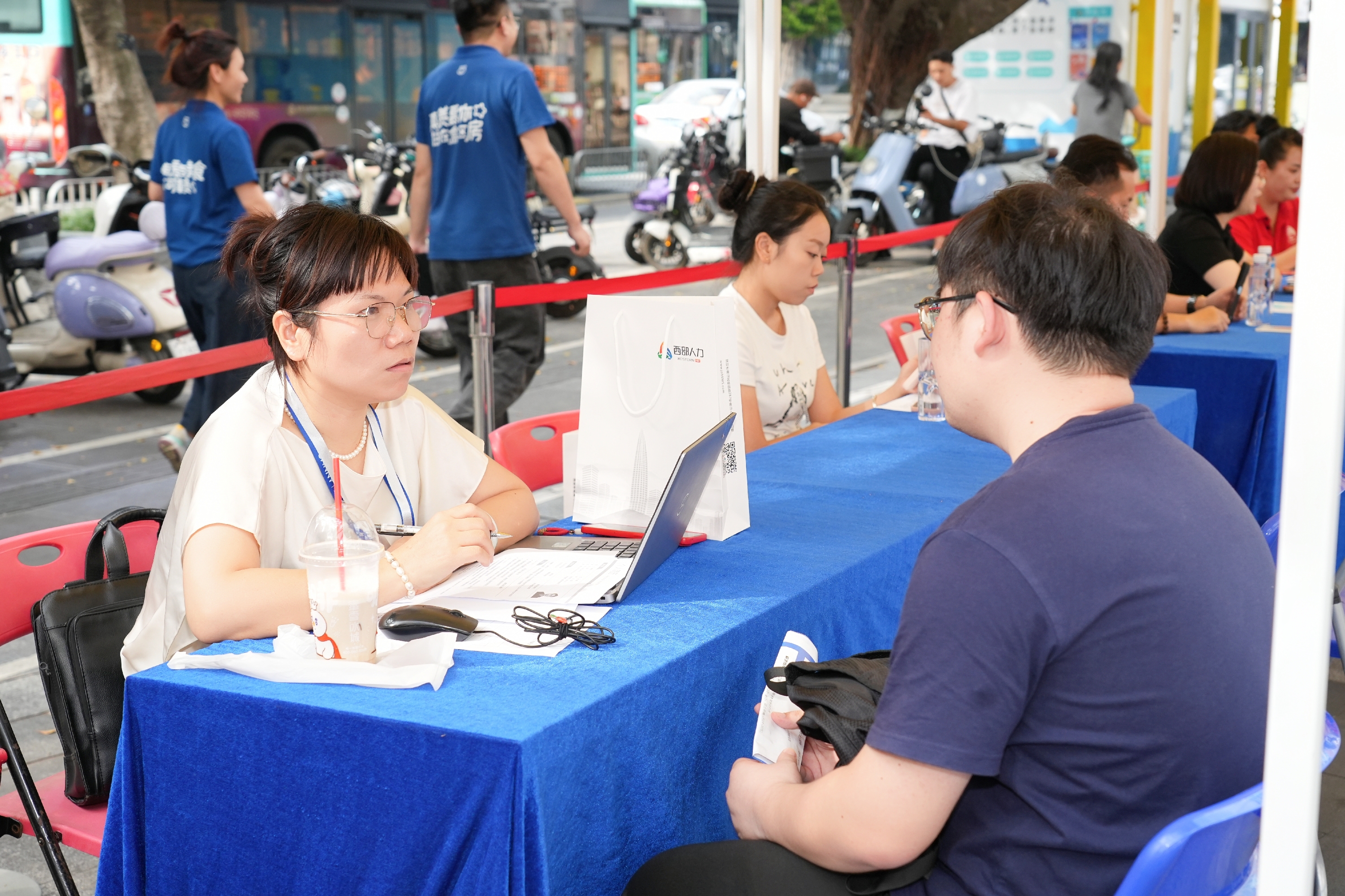 南山区南头街道举办秋季公益招聘会助力千余名求职者“才聚南山”