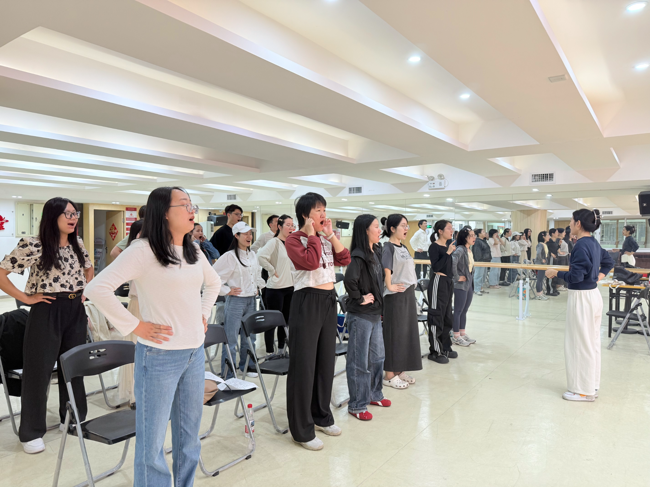 科学发声解锁“歌唱自由”，民治街道民乐社区青年夜校新课为青春减压赋能