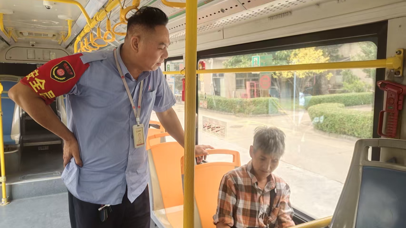   深圳公交驾驶员温暖举动获市民点赞