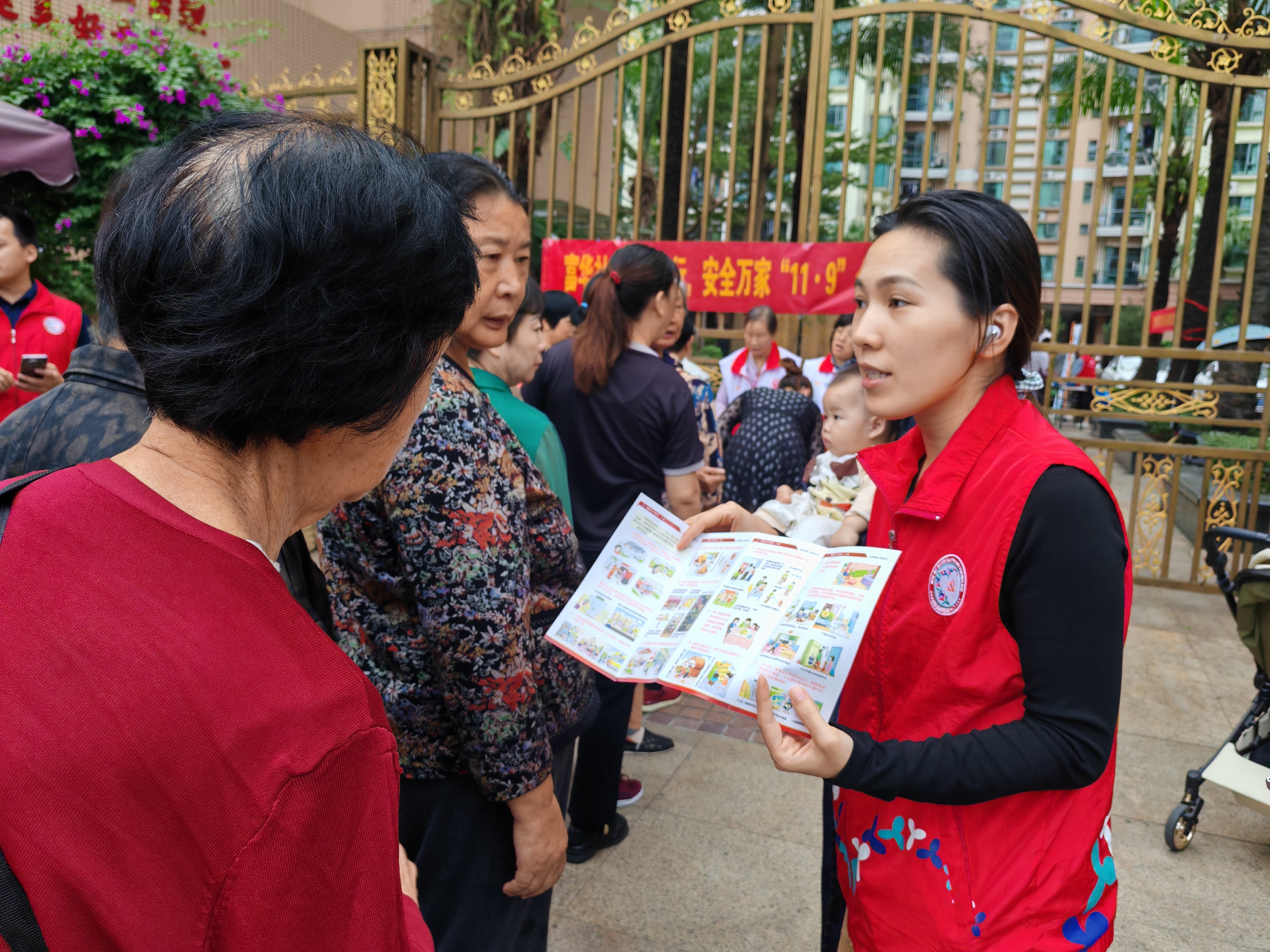 筑牢安全“防火墙” 西乡富华社区开展“11·9”全国消防日宣传活动