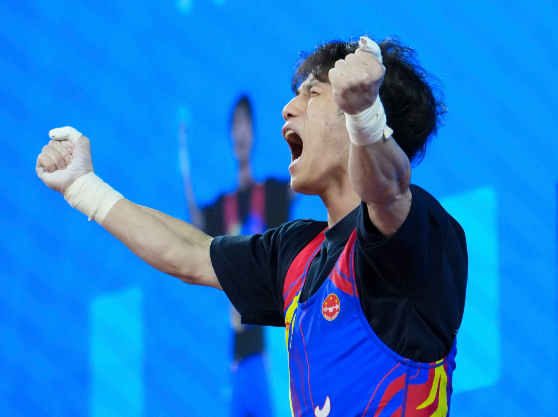 深圳王威东举重摘银：下届全运会再进一步