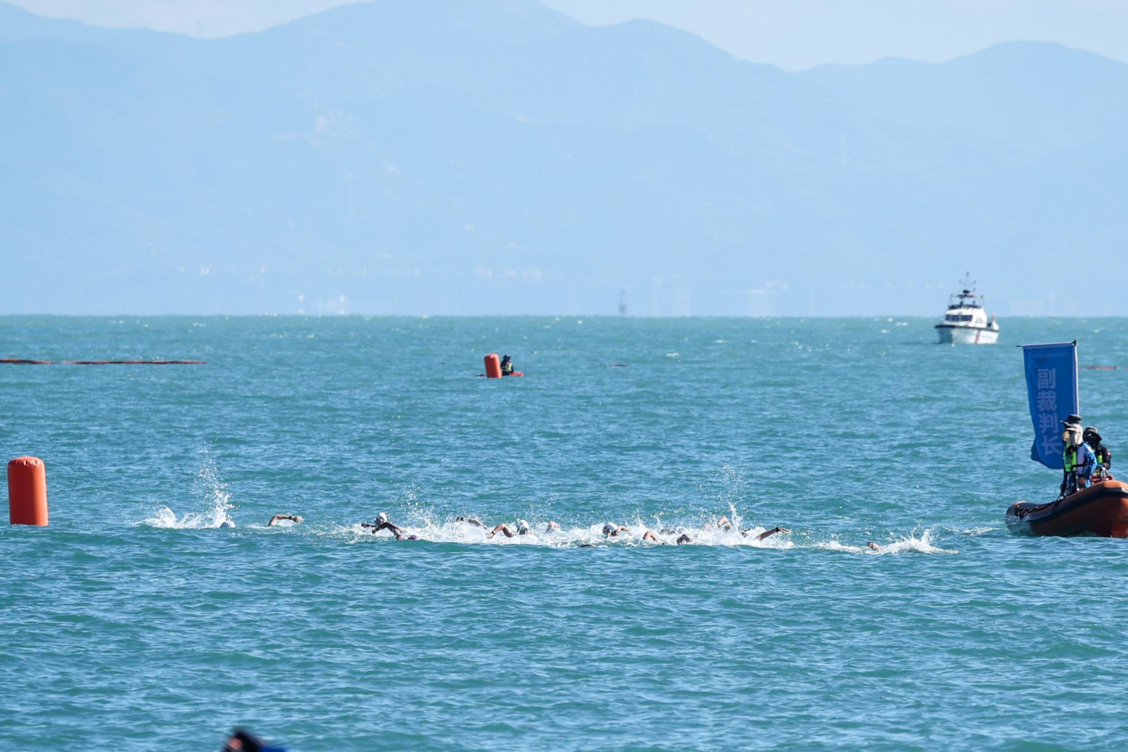 全运首次海上马拉松游泳深圳开赛：大鹏环境好，选手心情靓