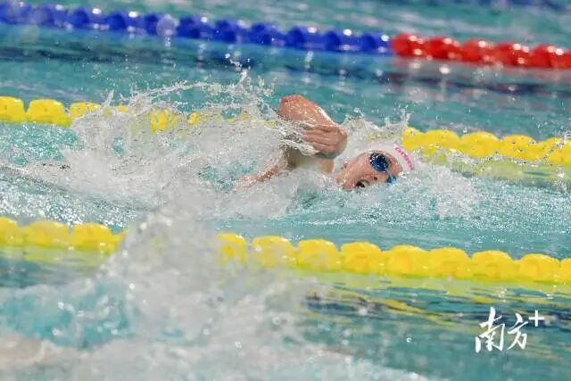 11月13日晚，在女子200米自由泳决赛中，香港名将何诗蓓摘金。