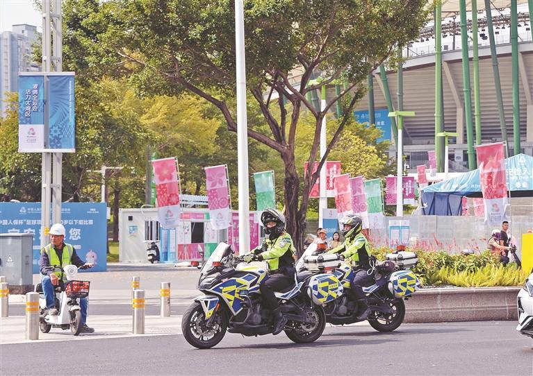 宝安交警筑牢十五运会交通防线：赛场内运动员拼荣誉，赛场外我们拼“顺畅”