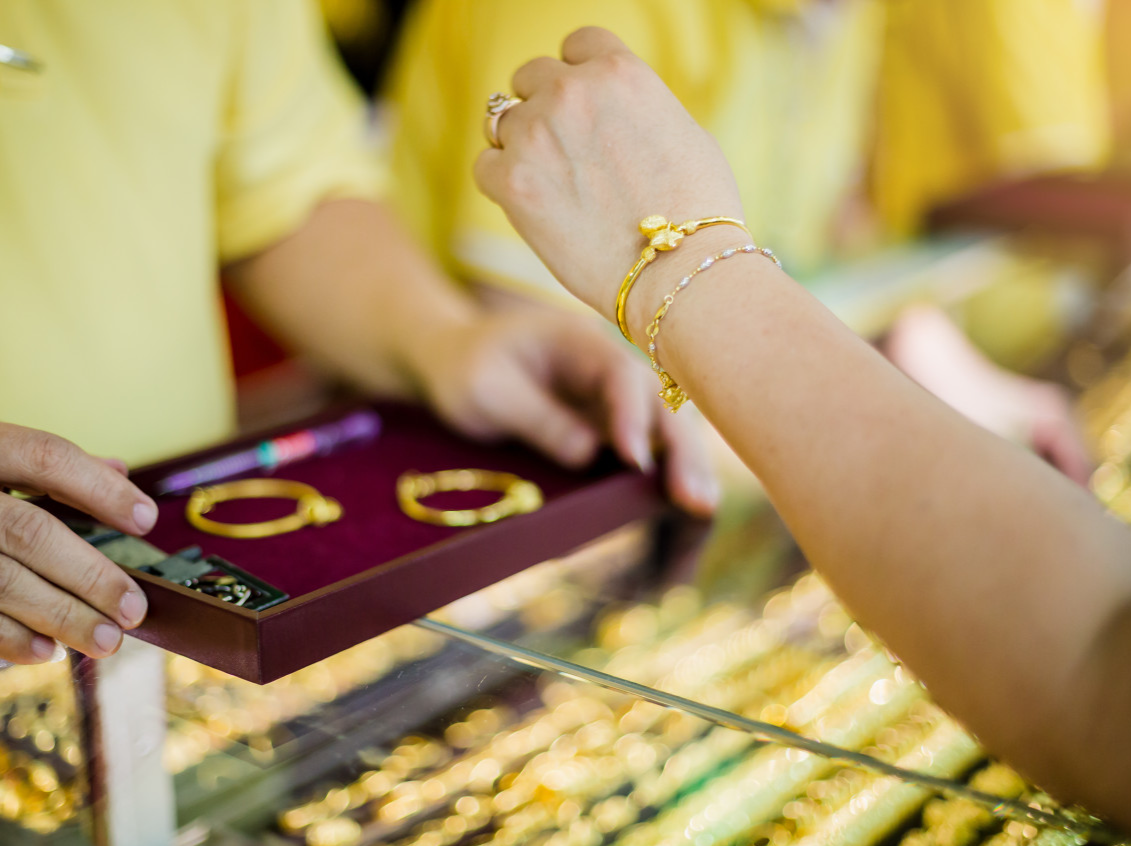 黄金洗钱案件频发，消费者与金店需知这些防范要点 | 律师大V说