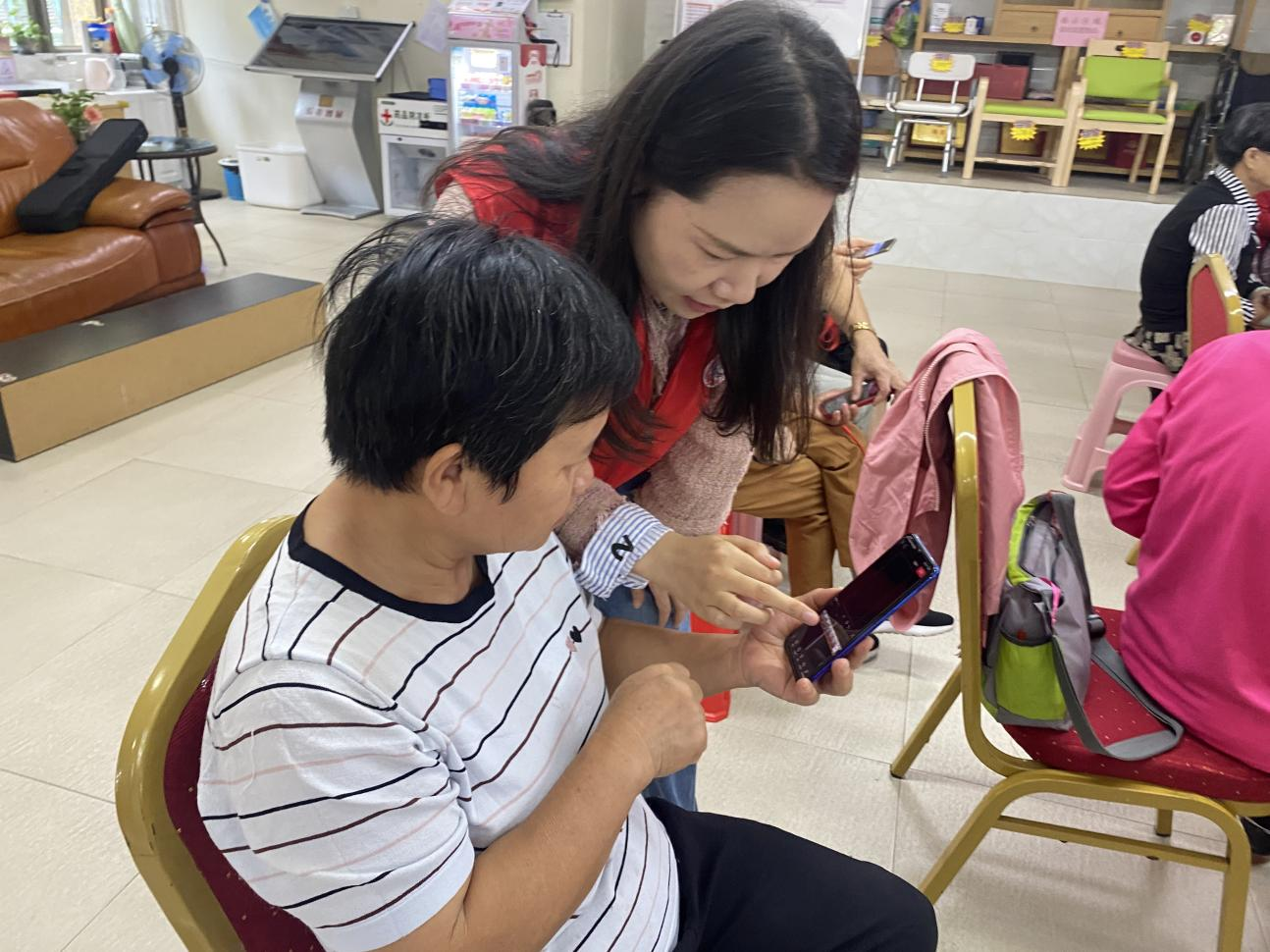 从零基础到剪辑能手，西乡福中福社区长者玩转“智慧生活”