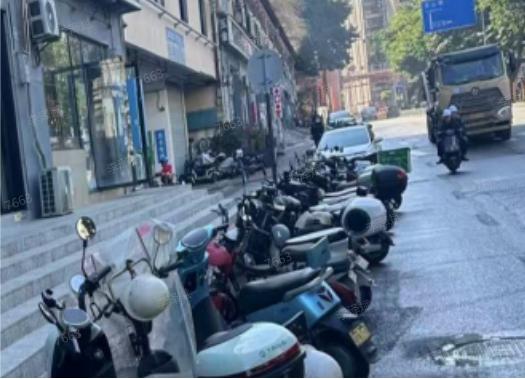 南湾街道交安办精准施策,湖东路交通秩序实现“双提升”