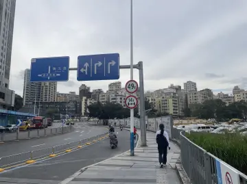 龙胜实验学校周边交通隐患追踪回访：交通部门已在附近公交站台路段临时增设非机动车道