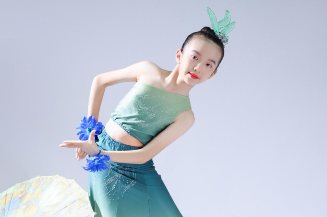 【赛道一】龙华十佳“小小领读人”邰芷歆：用童真打开《三体》的星空，让宇宙想象在校园落地生根