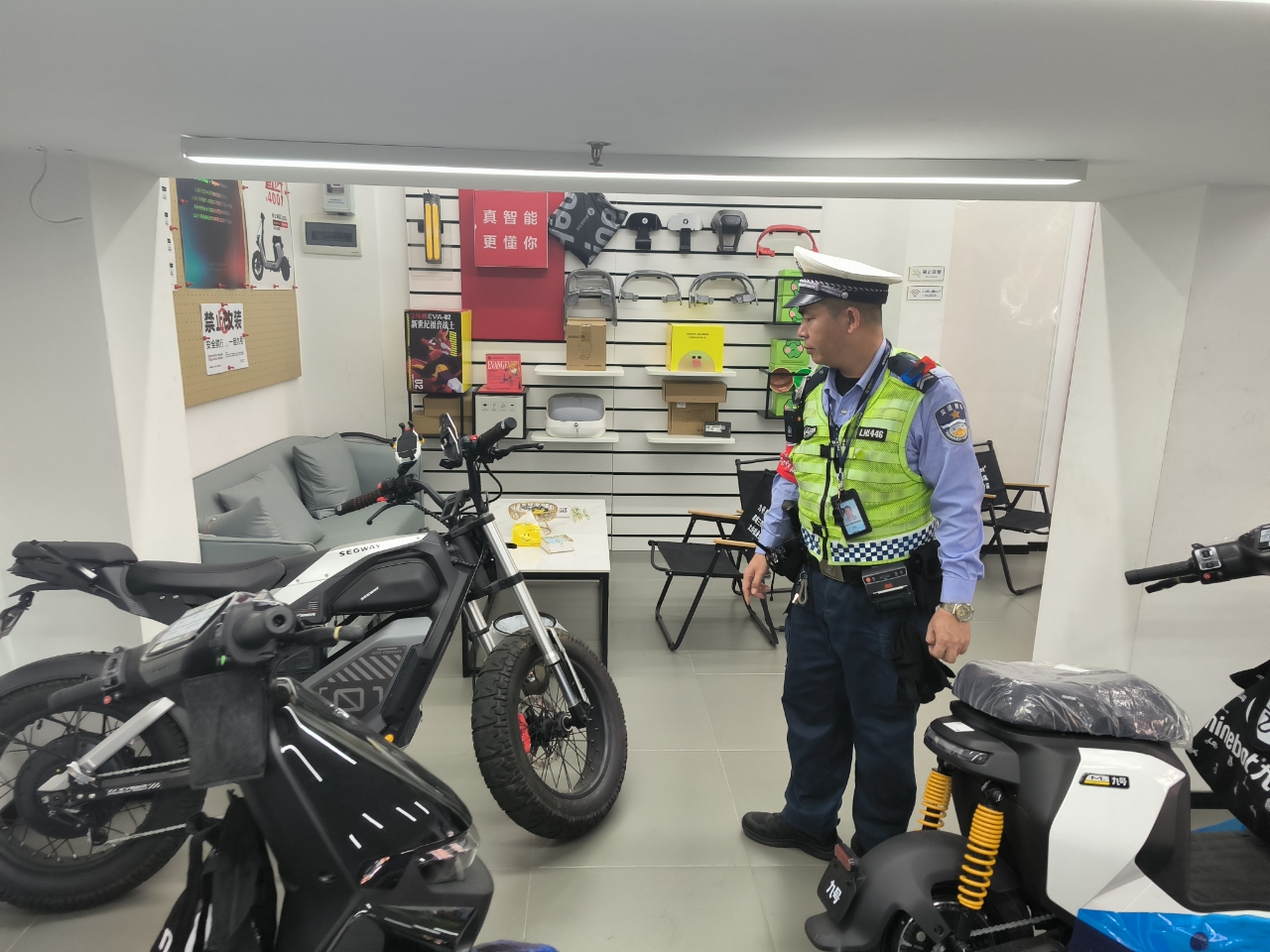 罗湖交警深入电动车销售点开展交通安全宣传