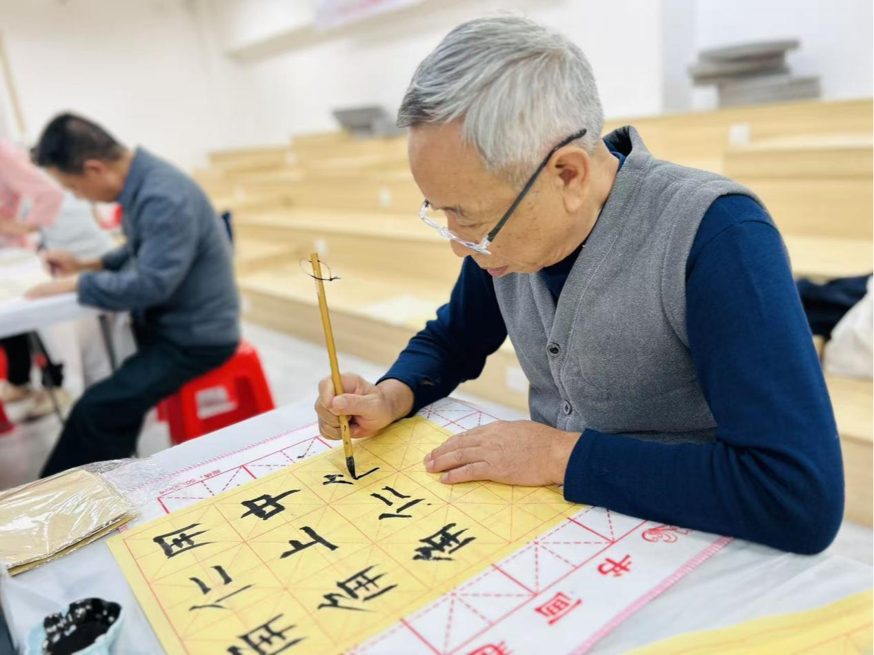 观湖街道新田社区长青老龄大学书法班开班