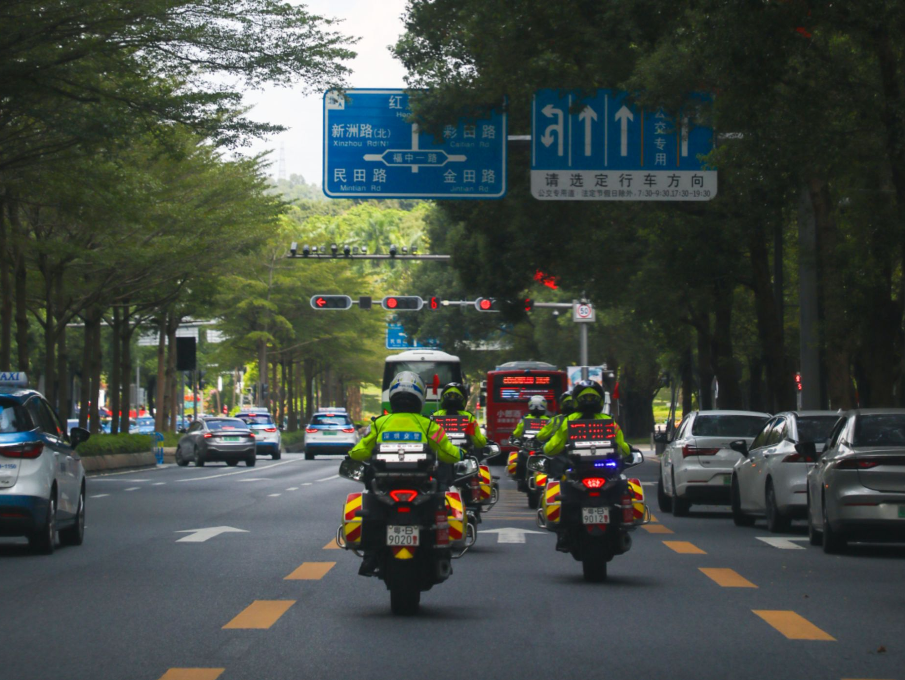 会“思考”的红绿灯：深圳道路交通从“车看灯”向“灯看车”转变