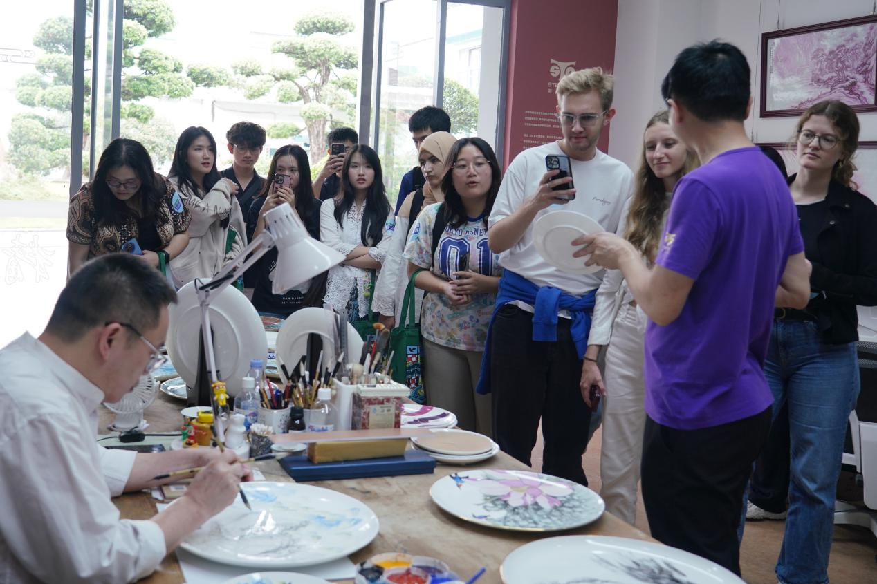 Wow龙岗！外国友人沉浸式体验“龙岗智造”匠心传承