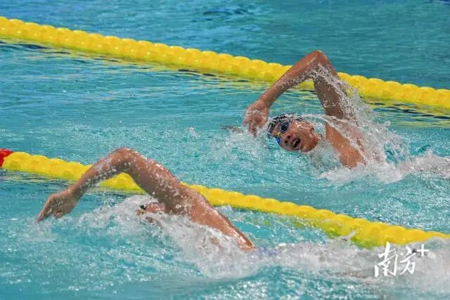 11月17日，全运会游泳收官之夜，在男子1500米自由泳决赛中，山东队张展硕（右）和 浙江队费立纬（左）同池较量，难分伯仲，现场氛围达到高潮。最终张展硕获得冠军，费立纬获得亚军。张令 摄