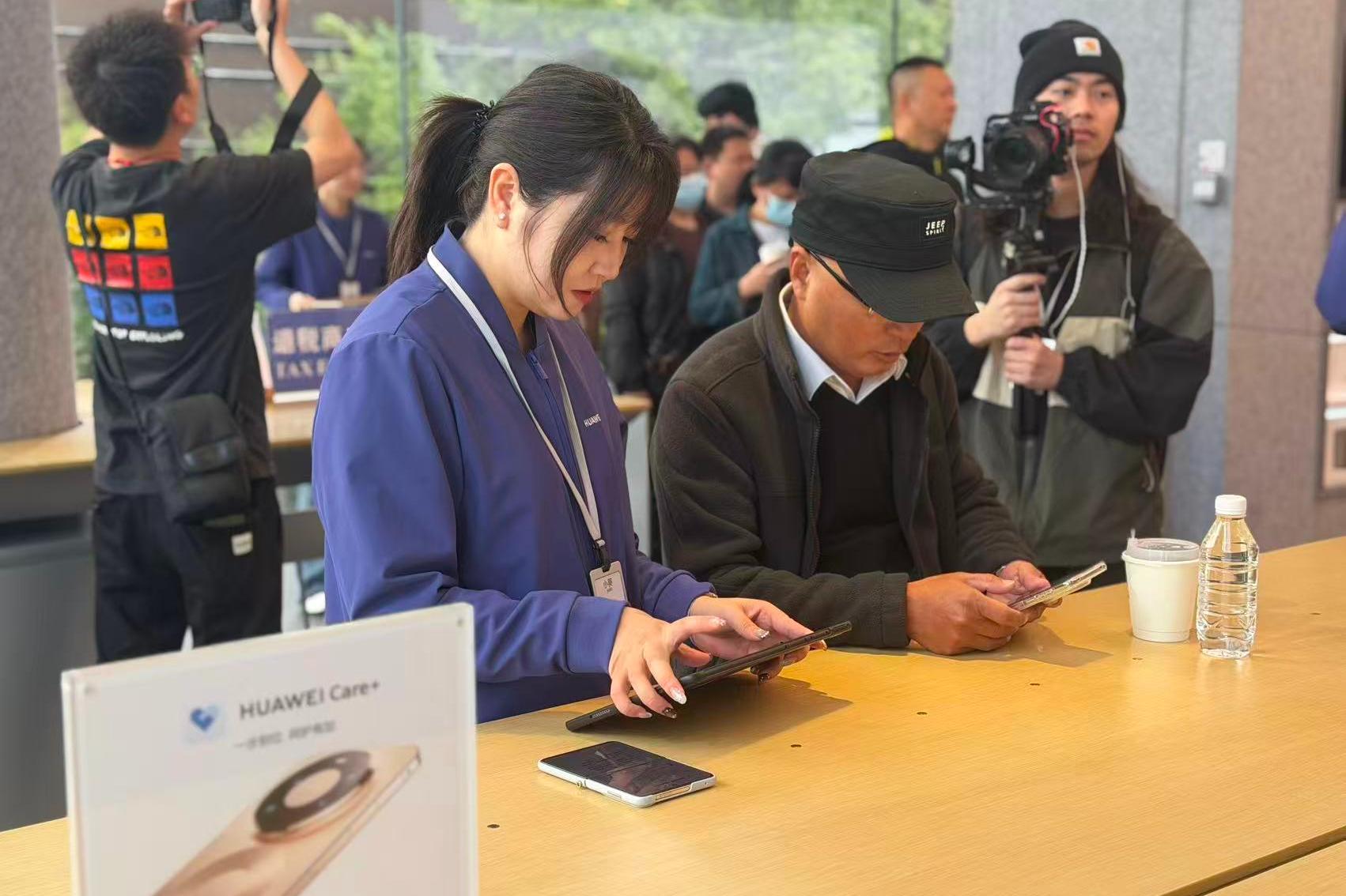 直击华为Mate 80系列开售首日：排队热，Pro Max版本最受欢迎