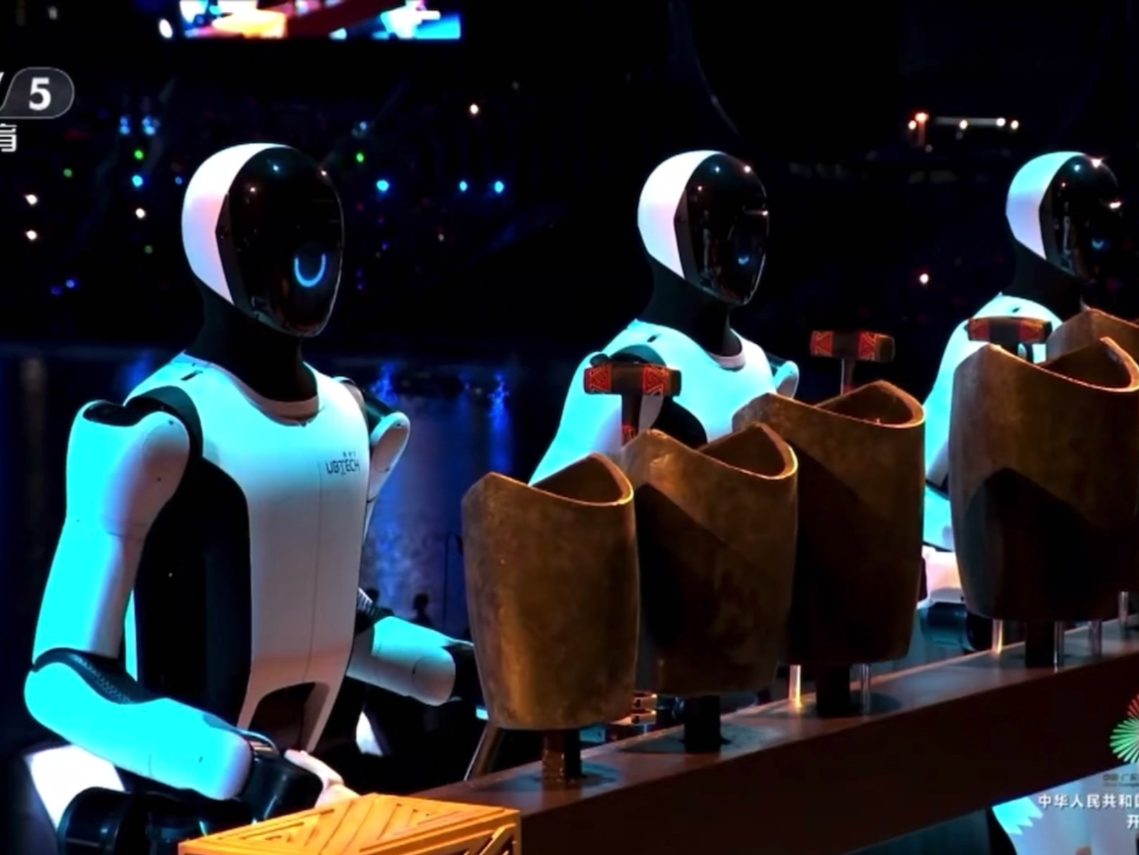 深圳机器人奏响千年青铜器！优必选Walker S2亮相十五运会开幕式