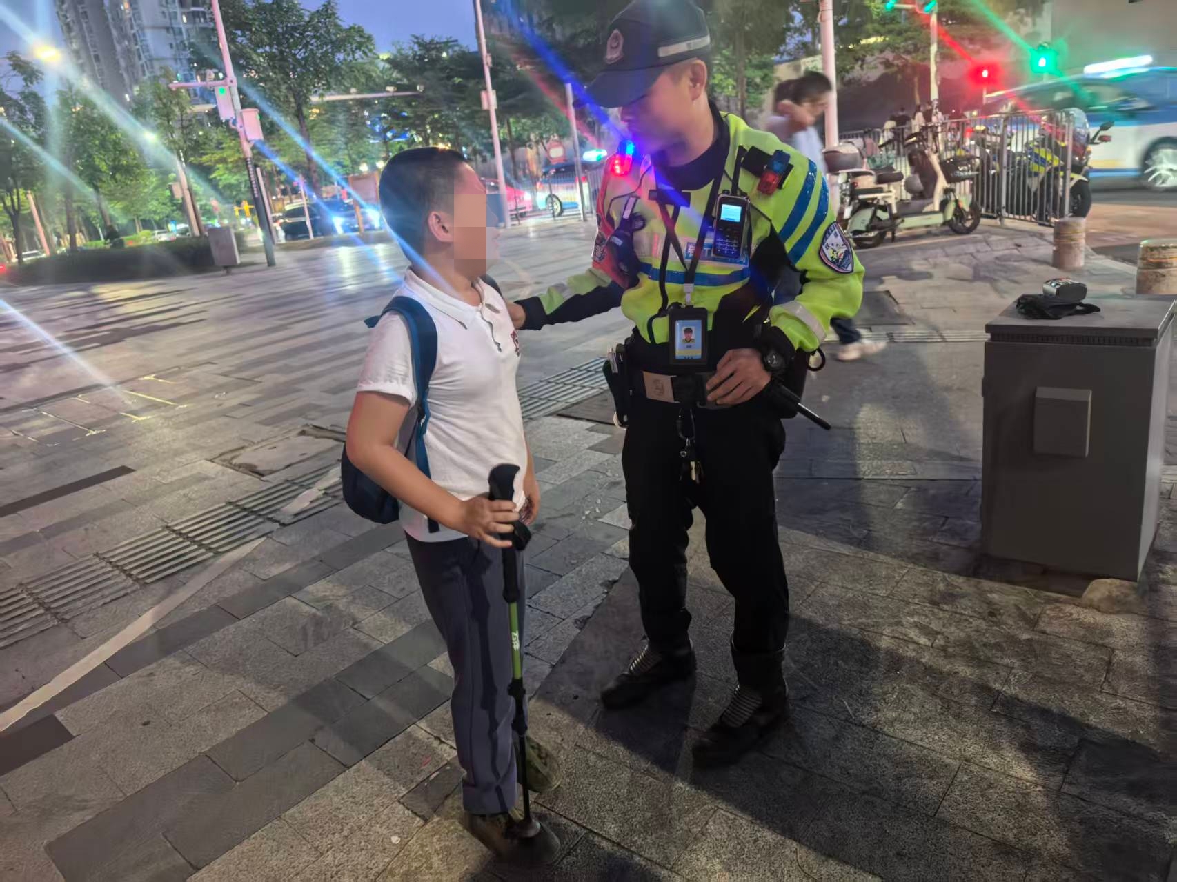 温情守护 铁骑队员帮助走失儿童找到家人