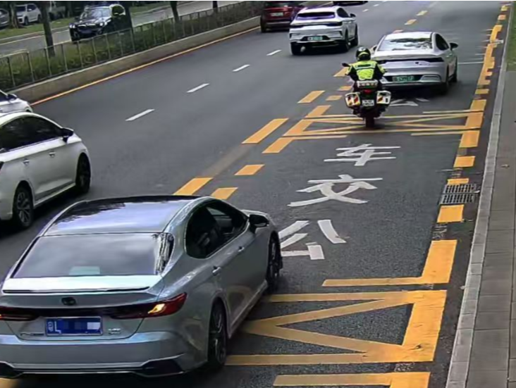 与时间赛跑！龙岗铁骑为腹痛孕妇开启“极速救援”