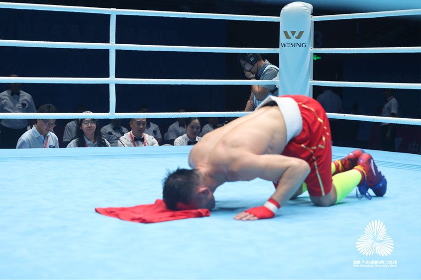 全运宝安烽火丨38岁老将刘伟跪别拳台:“拳击像我的家长,教会了我很多”