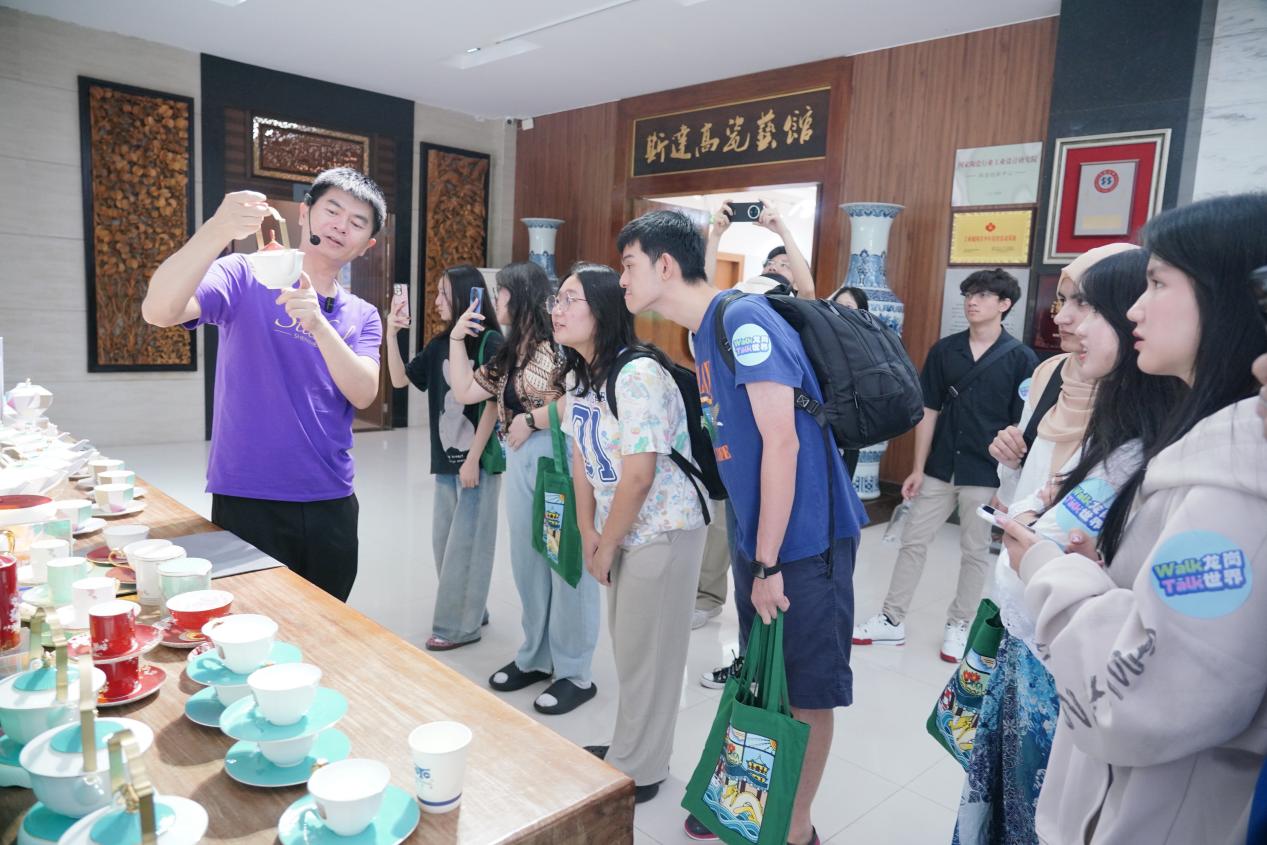 Wow龙岗！外国友人沉浸式体验“龙岗智造”匠心传承