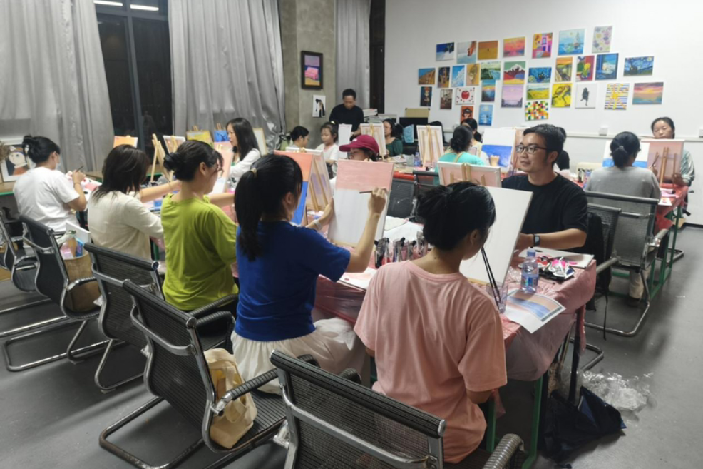 桃源街道塘朗社区:“夜校赋能·技能充电”点亮青年夜生活