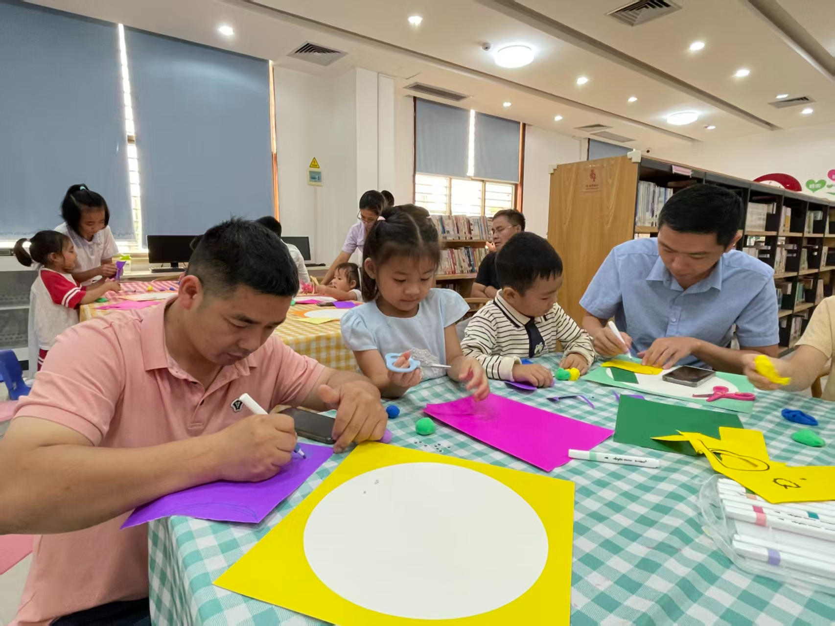 向日葵绘本讲师团开讲,观澜街道库坑社区亲子沉浸式学英语