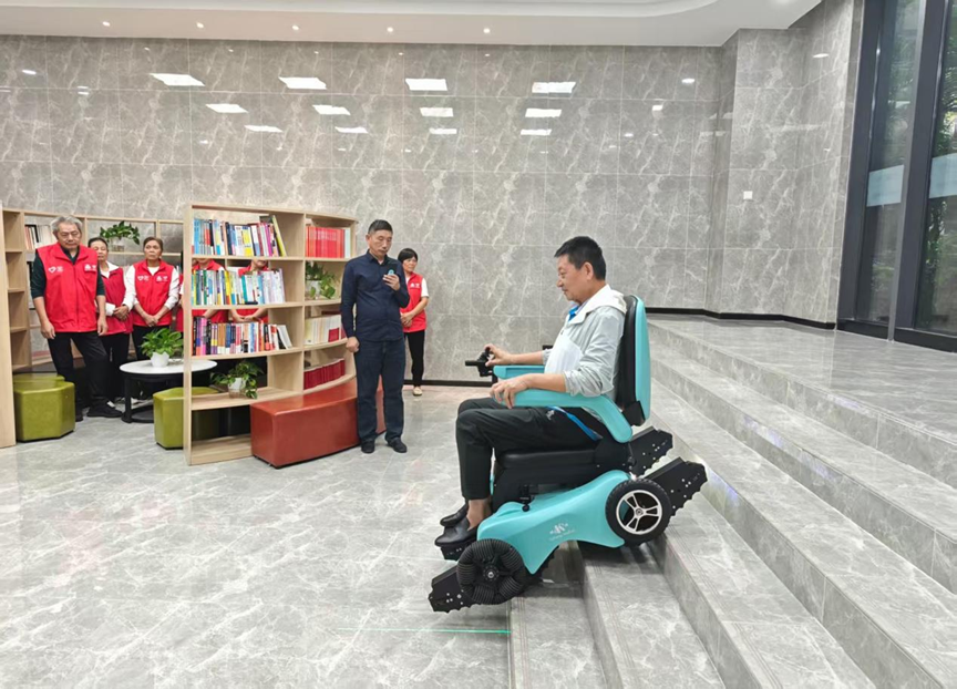 宝安举办“AI赋能·让爱无界”科技助残展示体验活动