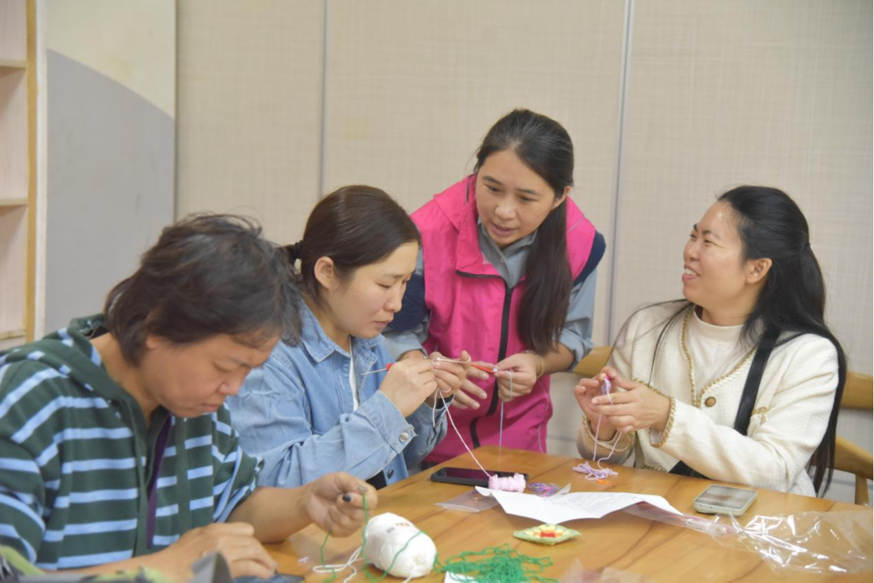 全职妈妈指尖筑梦，大浪街道水围社区钩织课诠释共治理念
