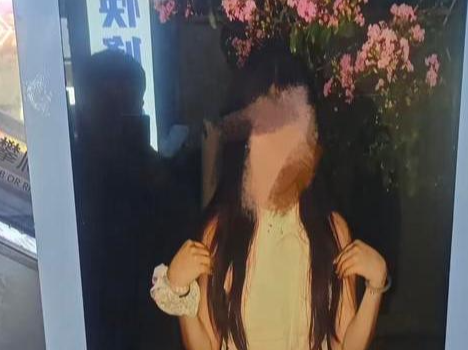 女子生活照现身共享充电宝机柜大屏幕，品牌代理商：系机器故障