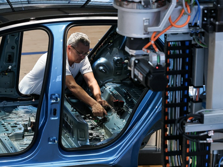 10月份全球制造业PMI为49.7% 全球经济延续缓慢恢复态势