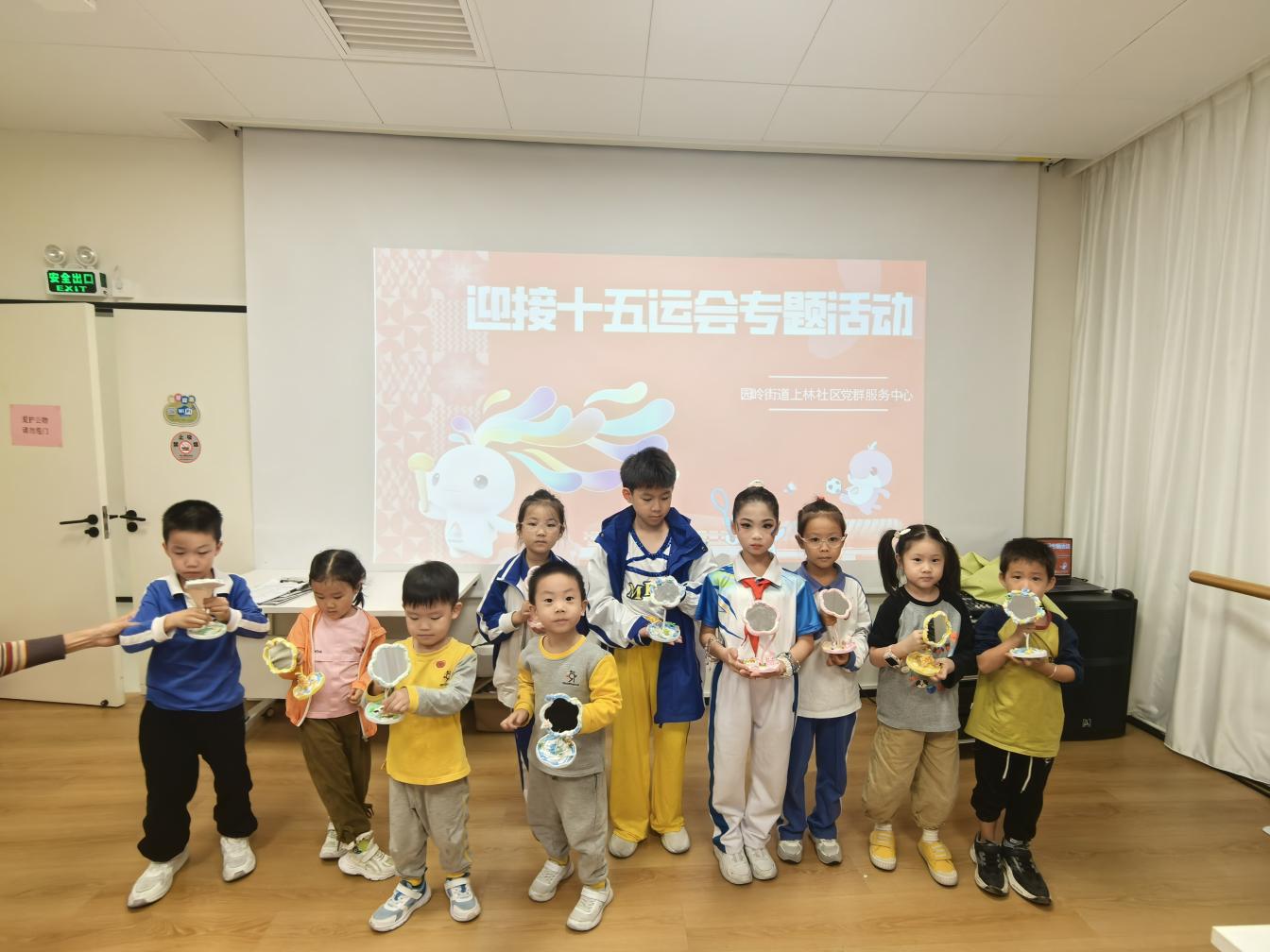 巧手同绘全运，亲子“镜”彩时光，园岭街道开展奶油镜子DIY活动
