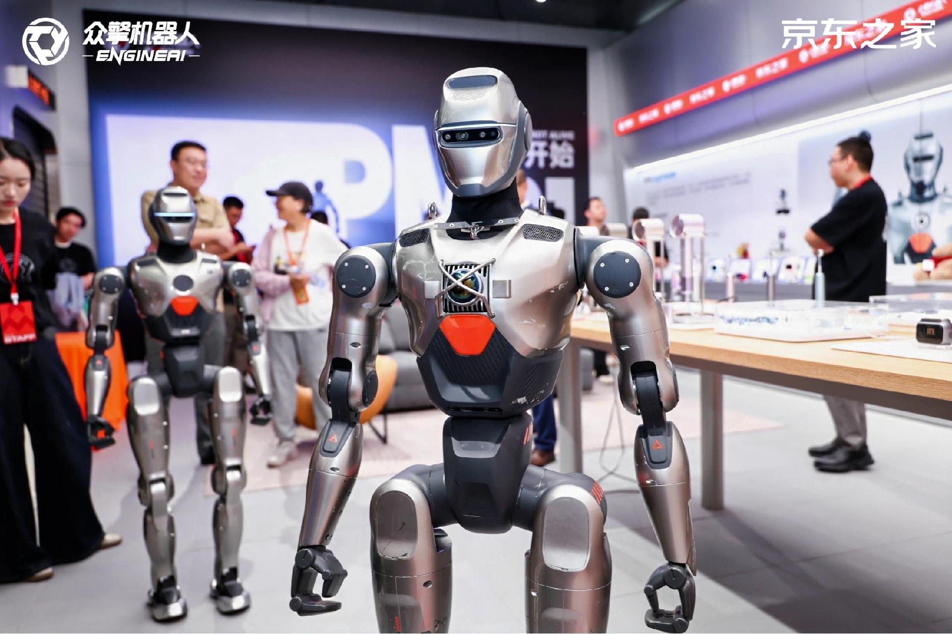 能导购会跳舞，全球首家人形机器人主题潮品店在深开业