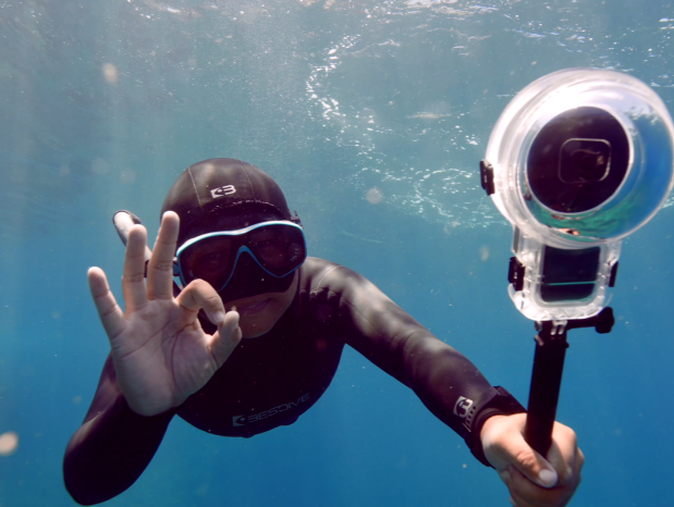 “我的作品里有海浪声”，听障摄影师如何圆梦影展？背后有这家深企助力