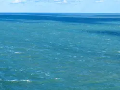 山东威海海域两船相撞致渔船沉没,8人失联