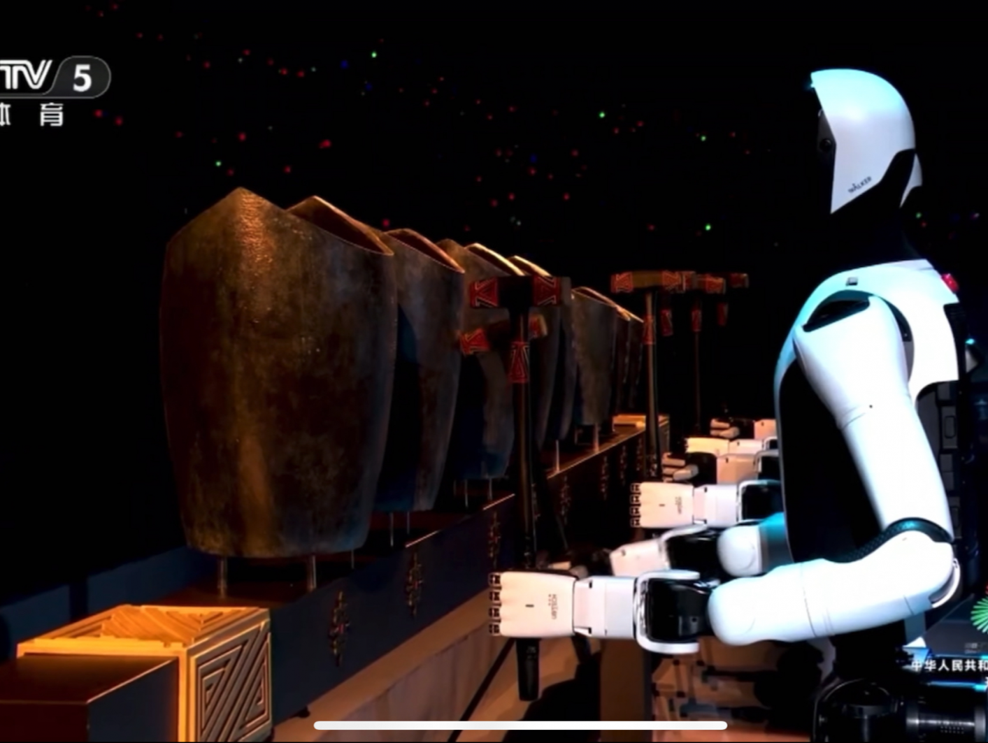 创下两项突破性纪录!深圳人形机器人首登十五运会开幕式,奏响千年青铜句鑃