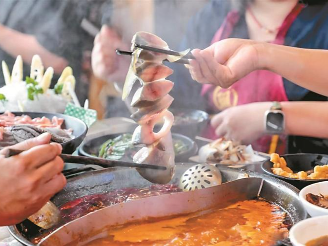 火锅店误将燃料加入汤锅，官方通报：系工作人员失误，已停业整顿