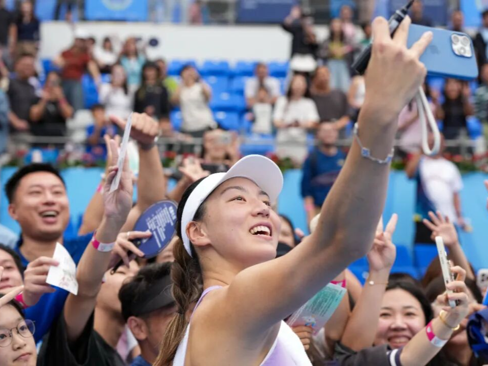 十五运热评｜可爱的观众：赛场外最动人的“风景线”  