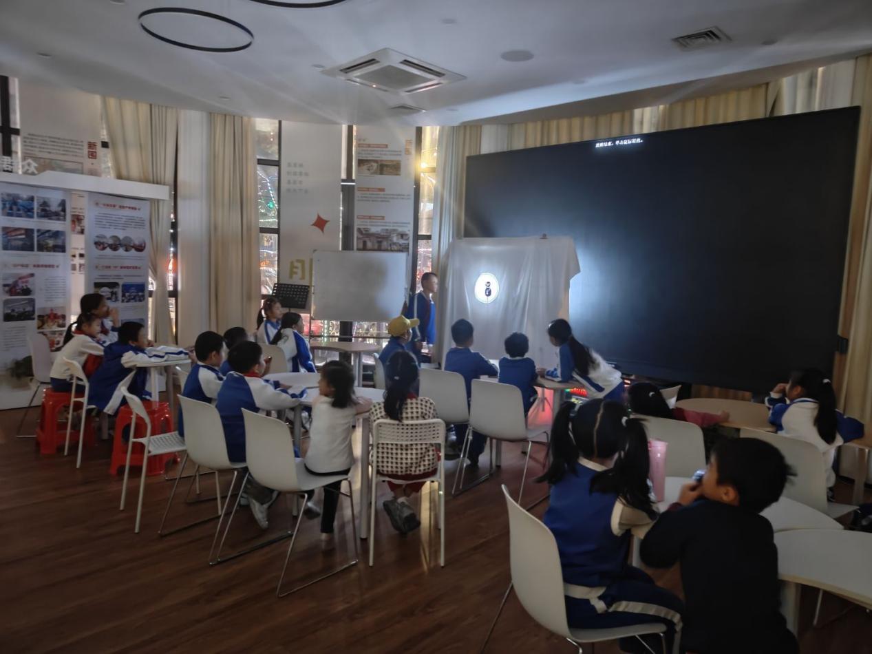 西丽街道新围社区开展“光影承韵・匠心创艺”传统皮影文化体验活动