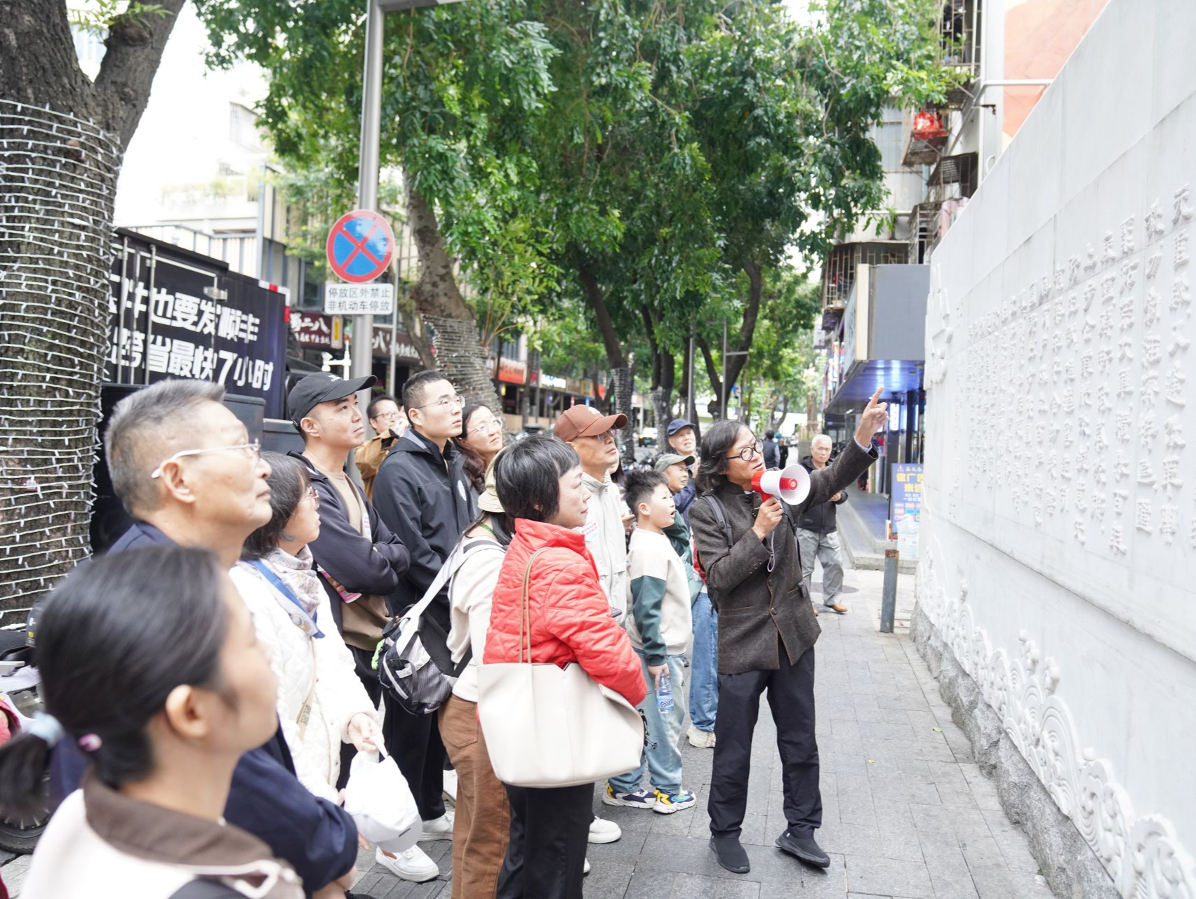 “走读深圳”第二场圆满落幕,胡野秋与市民共探“落脚之地”