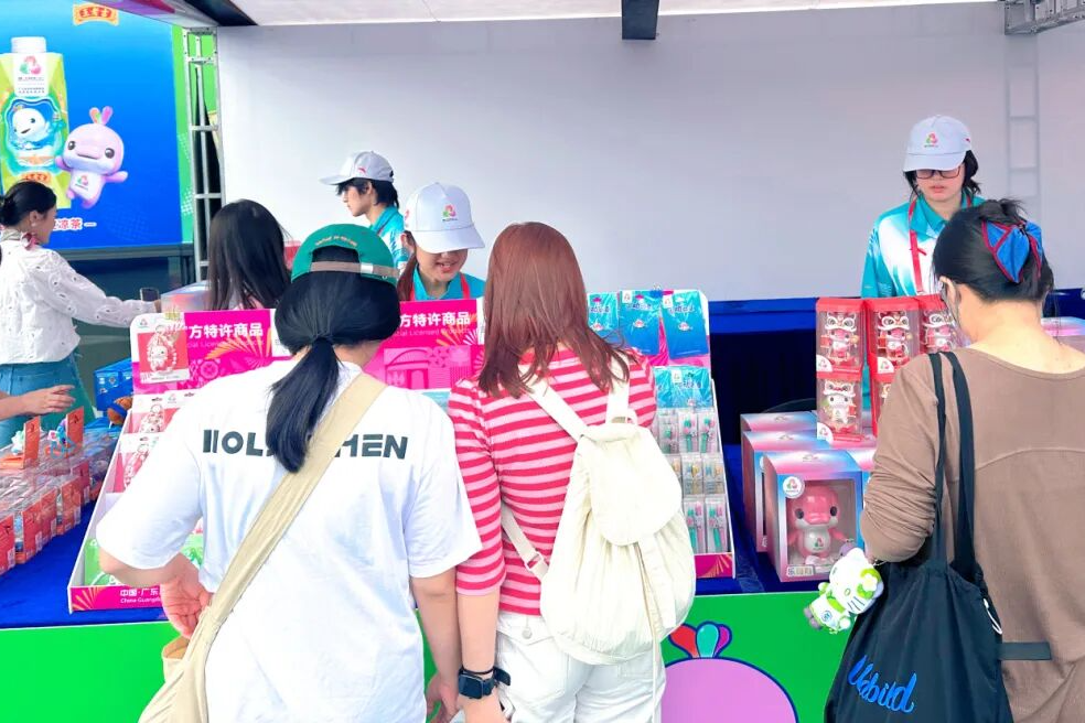 “他们像家人一样温暖!” 十五运会游泳比赛观众点赞“小海豚”暖心服务