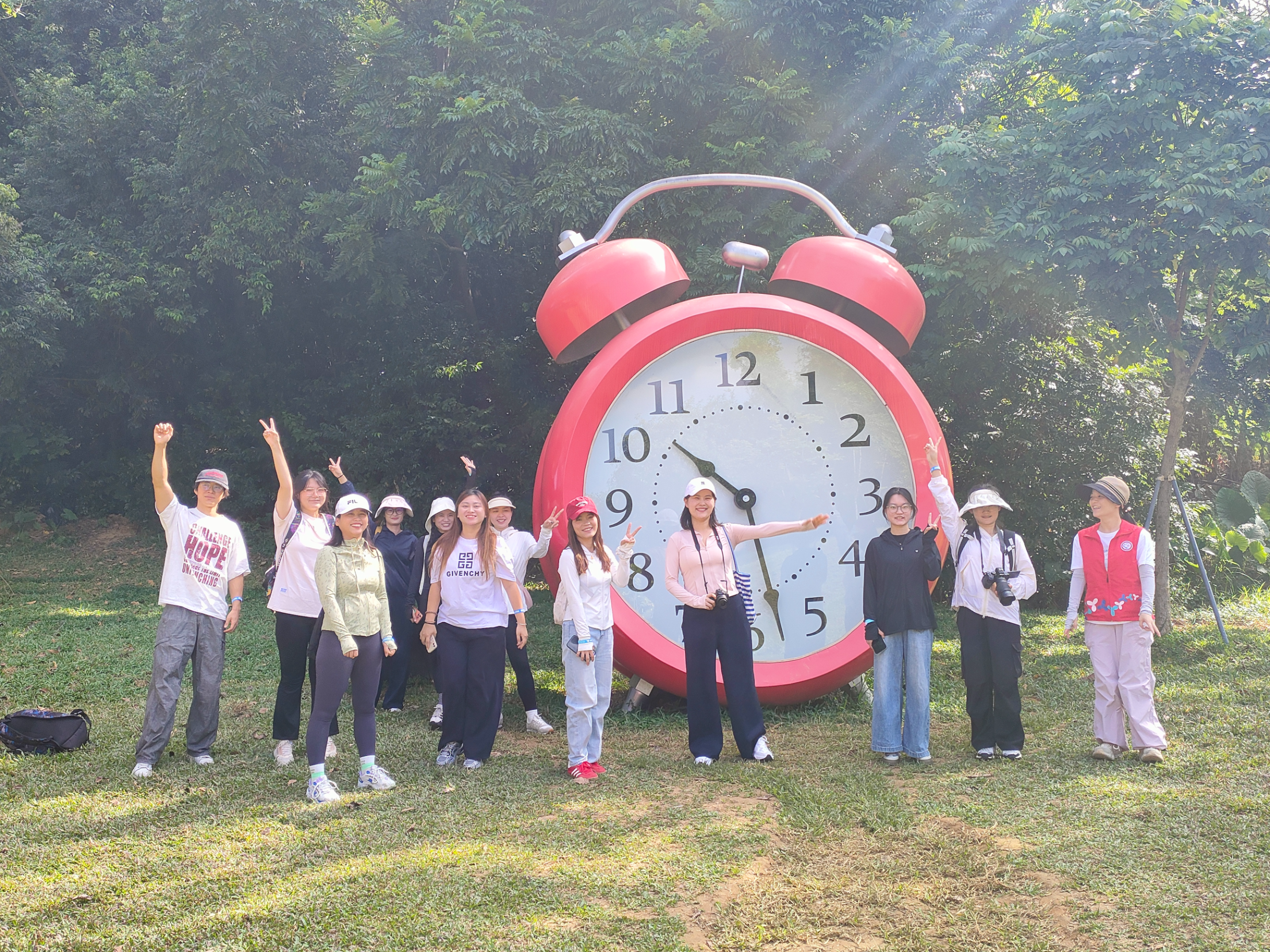 赴一场自然之约!光明街道碧眼社区虹桥公园徒步交友圆满举行