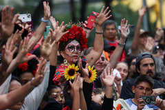 （外代一线）（5）墨西哥城举行亡灵节游行